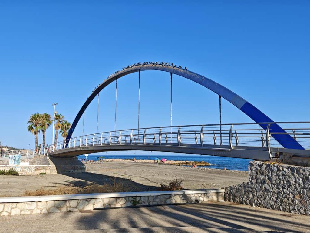 Puente del comienzo de la playa del palo