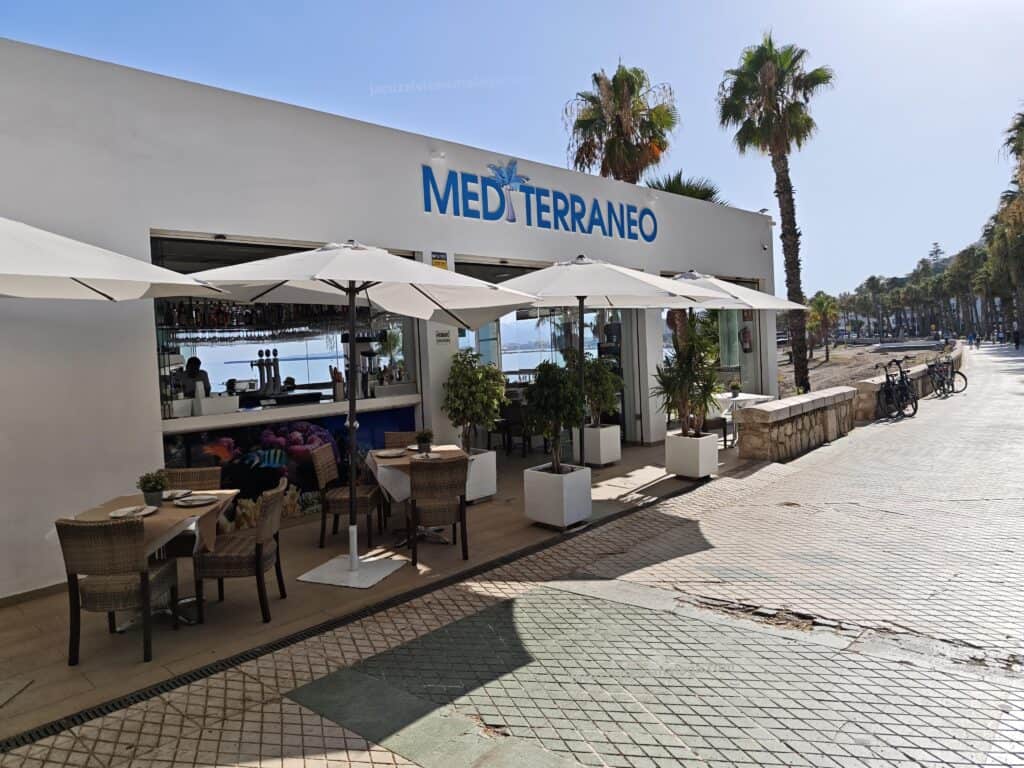 Chiringuito mediterraneo en málaga entrada con mesas y sillas