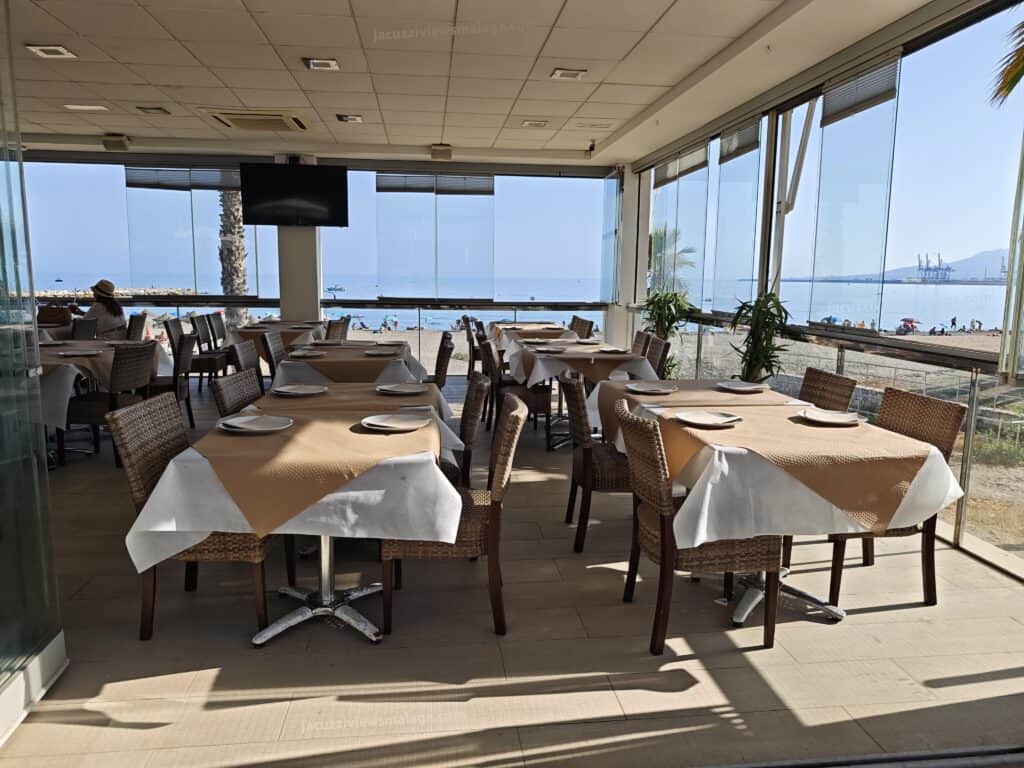 Interior del chiringuito mediterraneo con mesas para comer
