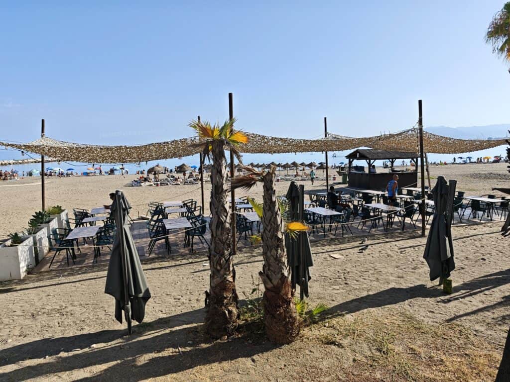 zona de playa docupada por el chiringuito mediterraneo